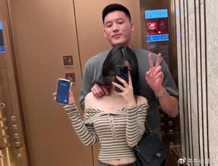 开云体育官网-曾繁日晒最新动态，老婆首次亮相，身材火辣大长腿，已有两个儿子